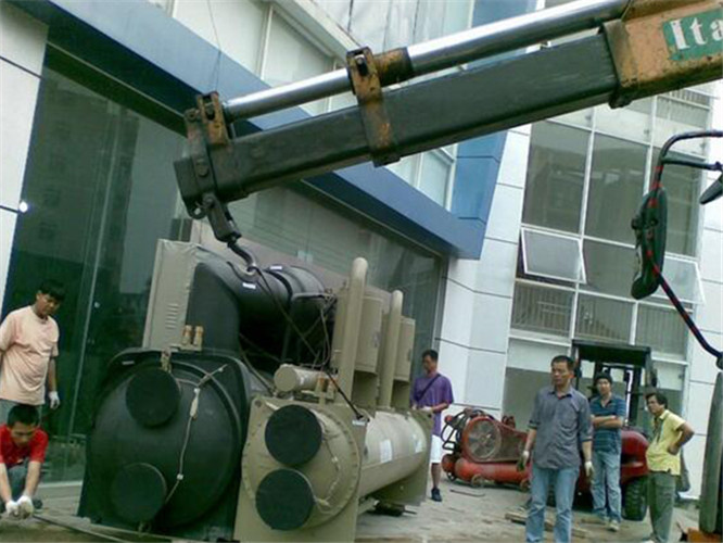 吉利区随车吊和汽车吊的核心区别是什么？哪种更省钱？